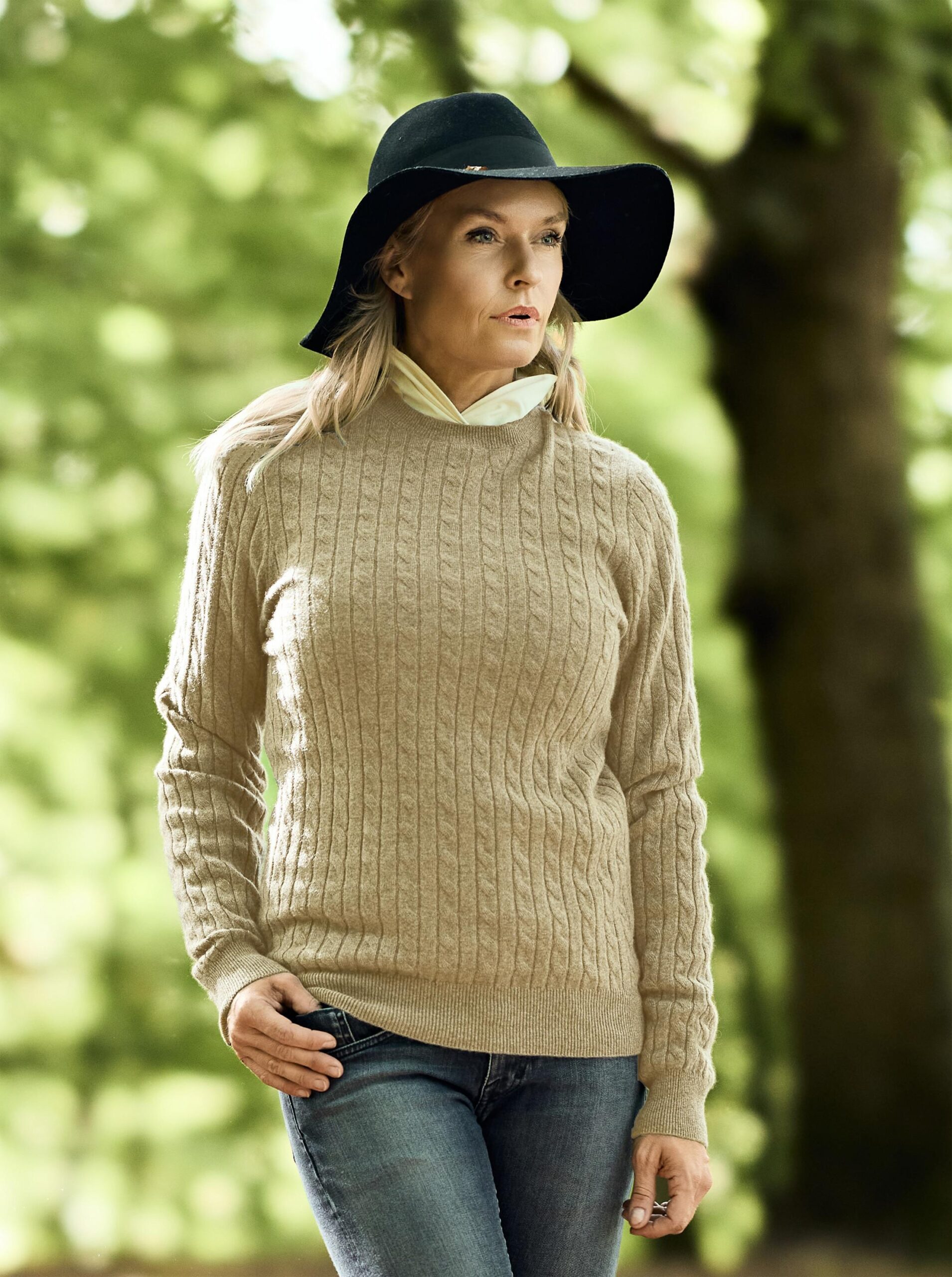 Women Crew Neck Cable Brown
