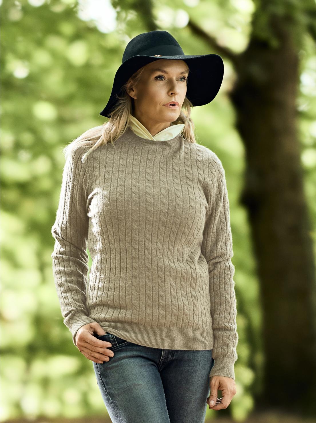 Women Crew Neck Cable Brown